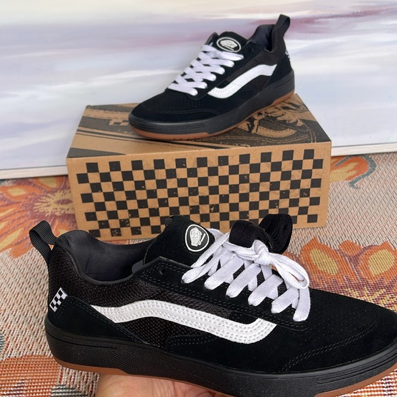 Vans Men’s Zahba
Black/White
VN0007QQBA2
Sneakers - Picture 15 of 16